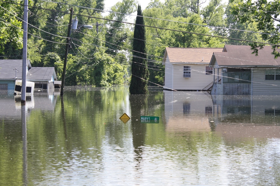 Flooded homes in Vicksburg, MS. Image courtesy of Howard Greenblatt, FEMA.